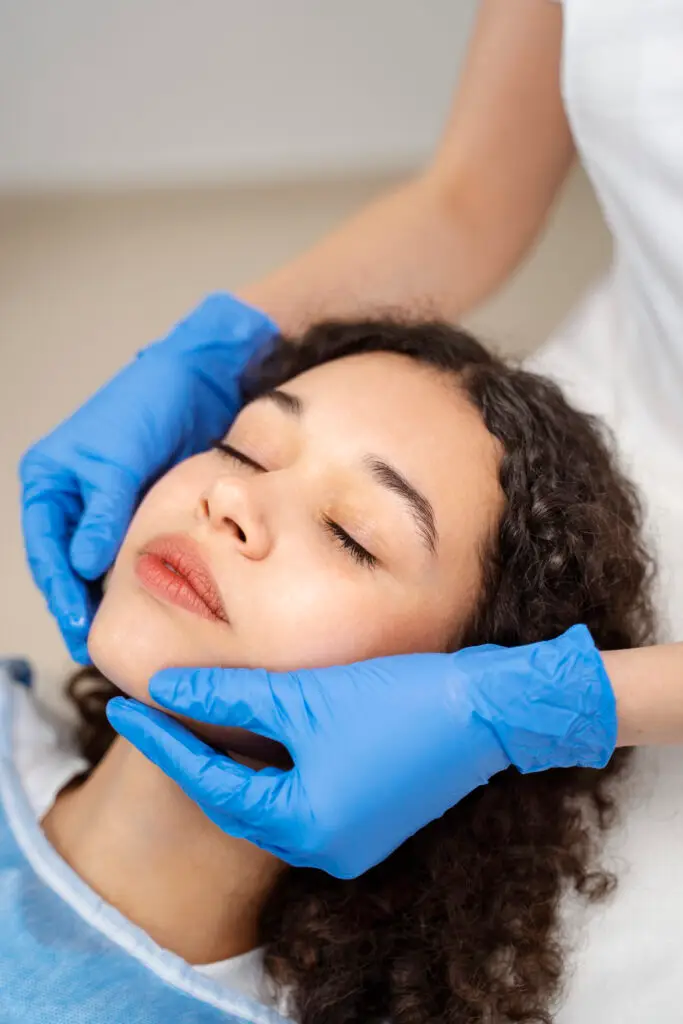 Estetica e Innovazione: Le Nuove Tecnologie della Clinica Migliorini 6 patient undergoing microneedling procedure